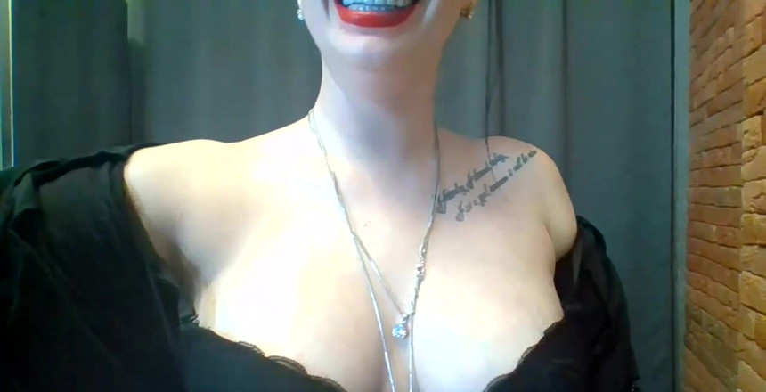 Goddess Misha Goldy: 私は大きな官能的な赤い唇であなたをからかい、口紅でますます覆い、水タバコを吸い、息を吹きます