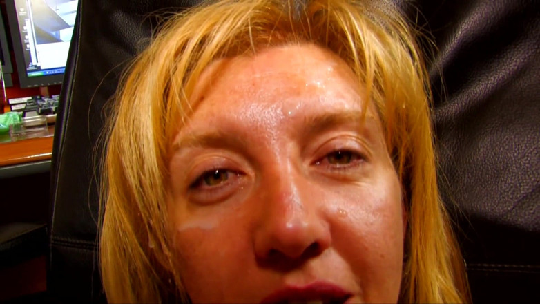 Slutty Milf: Si blonde semula jadi mengambil dubur keras
