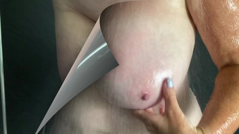 Mr MF: Mevrouw Rijpe Vrouw Plassend Met Voeten Voor Haar Fans