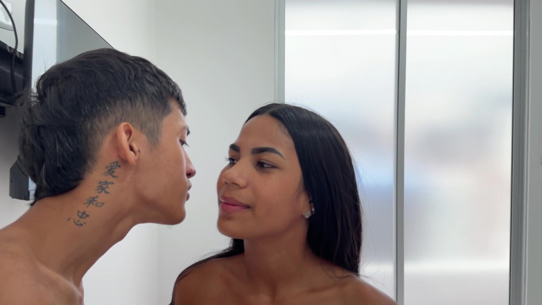 Erickandzoe: 内気な若いインド人女性が最初のヴェックスで処女を失い、結局はすべての精液をきつい膣に浴びせてしまう
