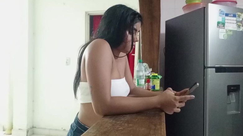 NatalyGirl: 和我美丽的妻子的自拍性爱，她正在抖音上跳舞，我勾引了她