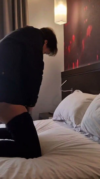 Jeans Attillati Neri, Gioco Di Masturbazione E Dildo Su Un Letto