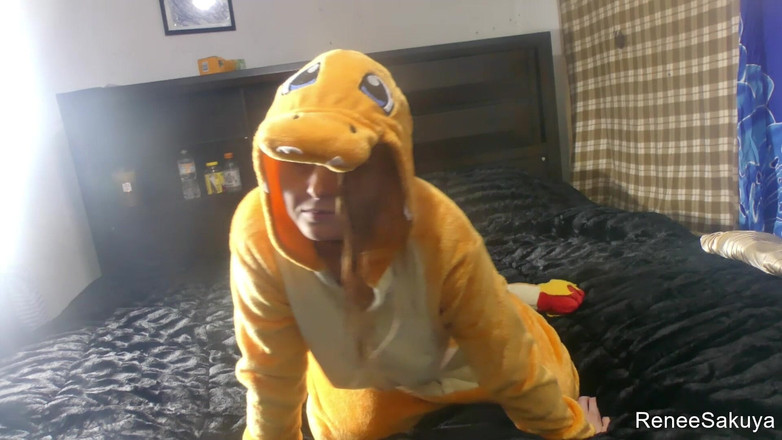 Renee Sakuya: Renee Sakuya tančí v charizardského obleku, tichý film