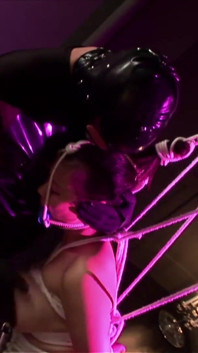 アジアのふしだらな女が彼女のマスターによってspankedされて楽しんでいます