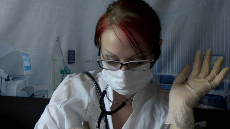 Goddess Misha Goldy: Doktor tıbbi maske ve eldivenle yiyor