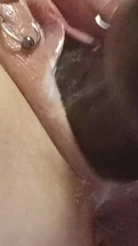 Sklavins玩弄她穿孔的阴户