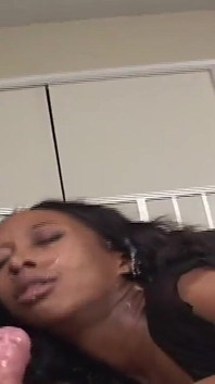 Él se masturba de lleno en su cara