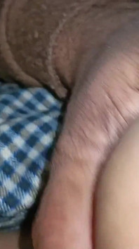 Está chupando las tetas de mi madrastra y juega con los pezones