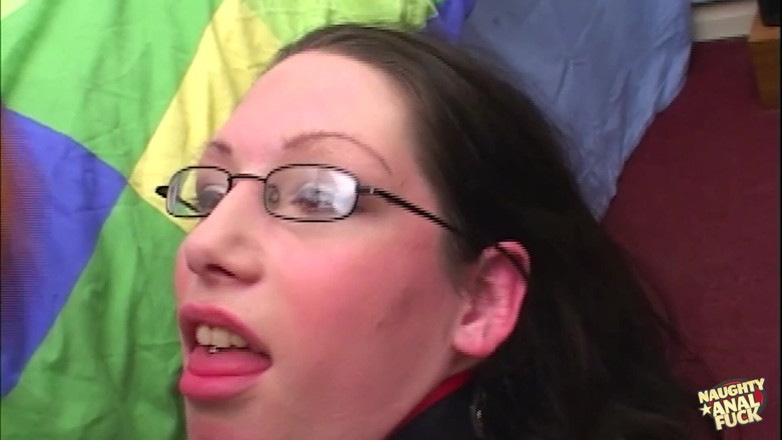 Naughty anal fuck: Verleidelijke babe met bril beukt in haar kont tegen keiharde...