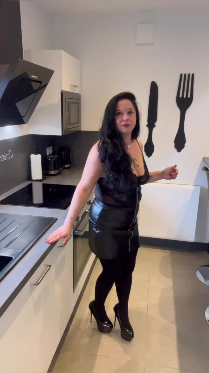 Maitresse Clara: JOI, nikmati dalam stokin anda