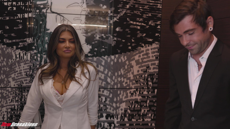 HotwifeXXX: Infidela Krystal Sparks găsește o dragoste în lift