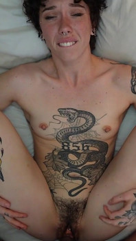 De hete getatoeide vriendin van de beste vriend Salem Nox verleidt je