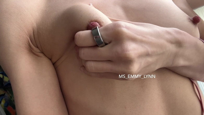 Ms_Emmy_Lynn: Ich entfernte meinen lieblings-bh für dich: kleine titten, freche nippel