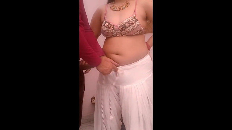 Parihema: Desi Tía Se Quita Su Blanca Salwar Y Su Duro