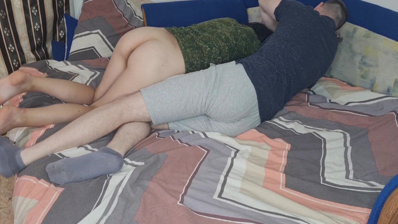 Viktoria_sekret: Esposa follada por amigo delante de cornudo