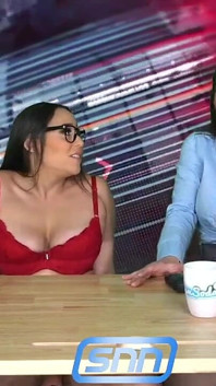 Mame sexy cu țâțe mari Carmela Clutch și Lexi Luna orgasm în timp ce citesc știrile