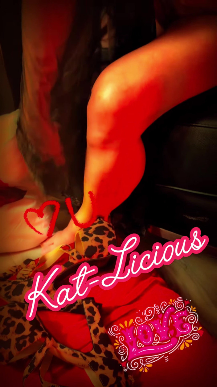 Kat-Licious: Katlicious faz strip provocação muito sexy e sedutora em lingerie...