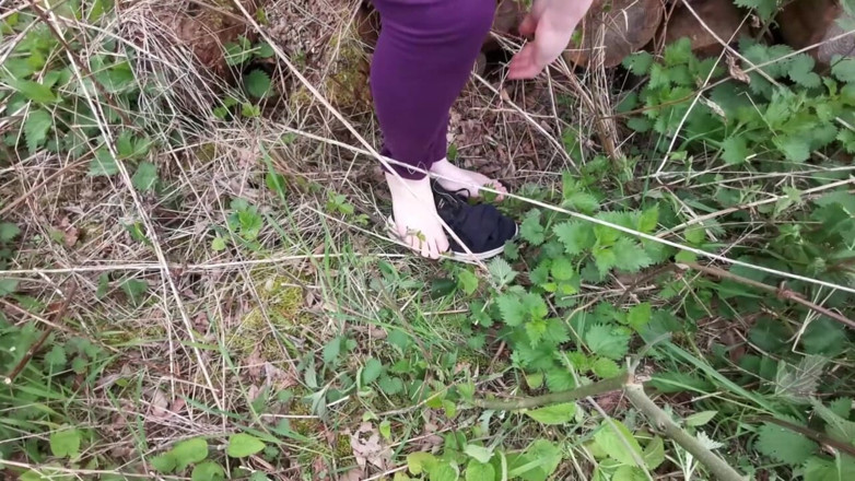 Bouncy Tits Action: Tvrdé fackování na její kozy při turistice lesem