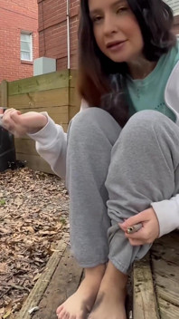 Schmutzige füße rauchen, necken: spucken und spritzen auf meine hübschen füße