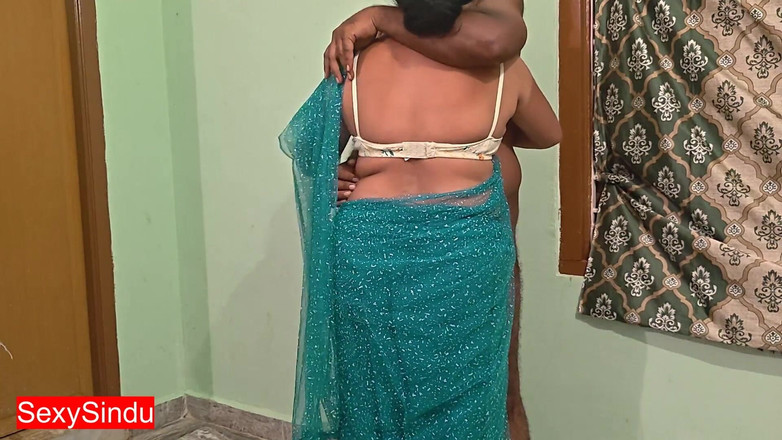 Sexy sindu: Une bhabhi sexy dans un sari transparent montre un nombril...