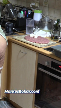 Ma Belle-mère M’a Laissé Lui Broyer La Bite Sur Le Cul Pendant Qu’elle Cuisinait