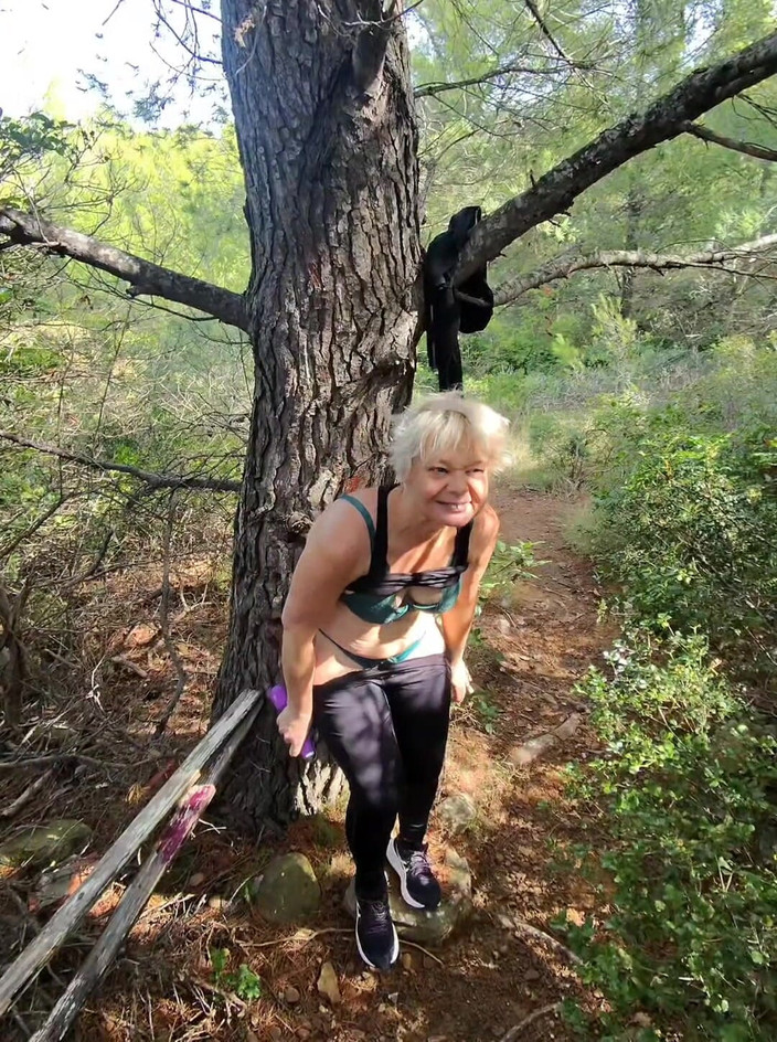 Sofy13: Auf Der Suche Nach Einer Ecke Im Wald, Um Gefickt...