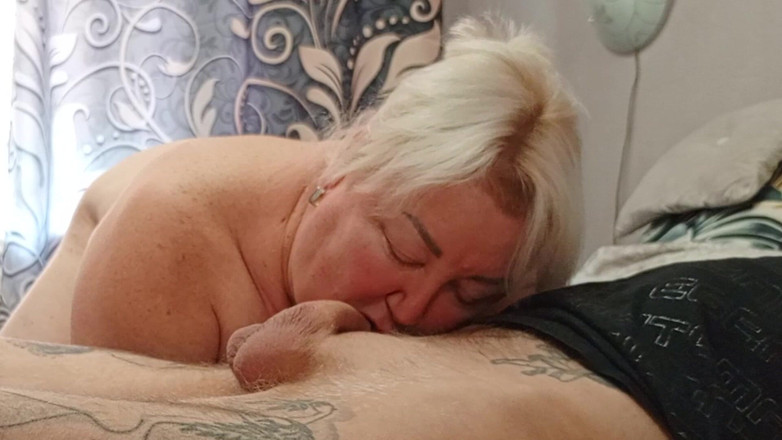 Zona901: Mama vitregă ca o curvă suge pula și înghite spermă