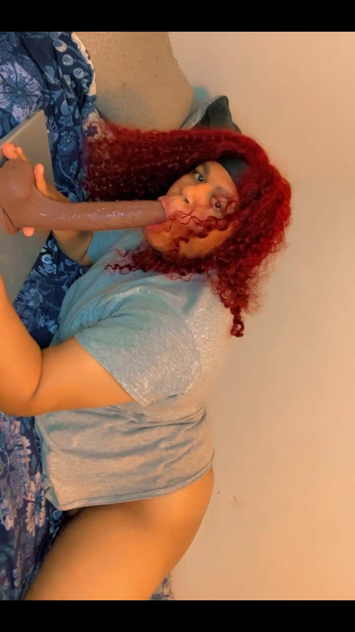 Hicktown_hoochi: Büyük siyah dildomu yavaş ve ıslak emiyor