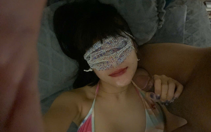 MiuBabee: Sexy meisje ontmoet sluwe vriend