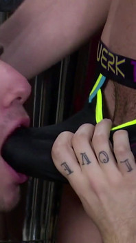 Соси эту гей-задницу и давай кончить 2-е ей