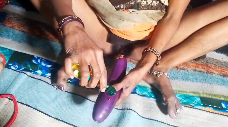 RadhaDevi: Desi Bhabhi poprvé brinjal ošukaná na videu