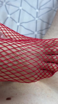 Ela é tão sexy nessas meias vermelhas, menina dá a melhor punheta para sua amiga