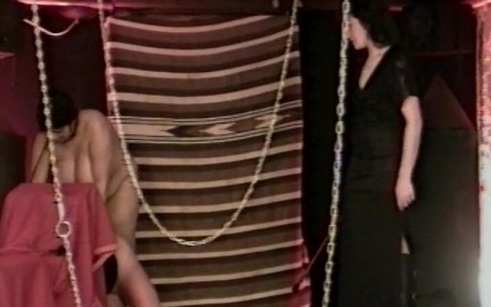 Filles Francaises: Des salopes françaises excitées profitent d’une orgie BDSM