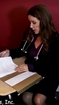 熟女教師は学生のボールを排出します