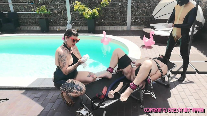 Domina Lady Vampira - SM Studio Femdom Empire: Dvojité deepthroat 1/2