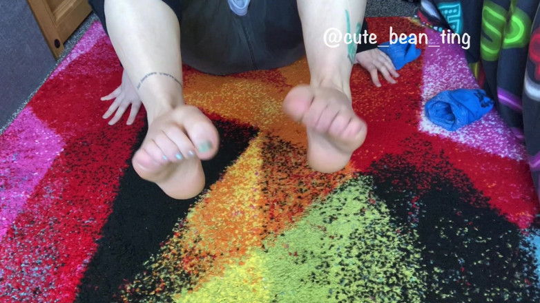 Alice Bean: Bean tira suas meias