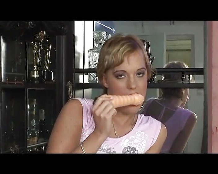 German Homemade: Seksi Alman sarışın işedikten sonra yarağa biniyor