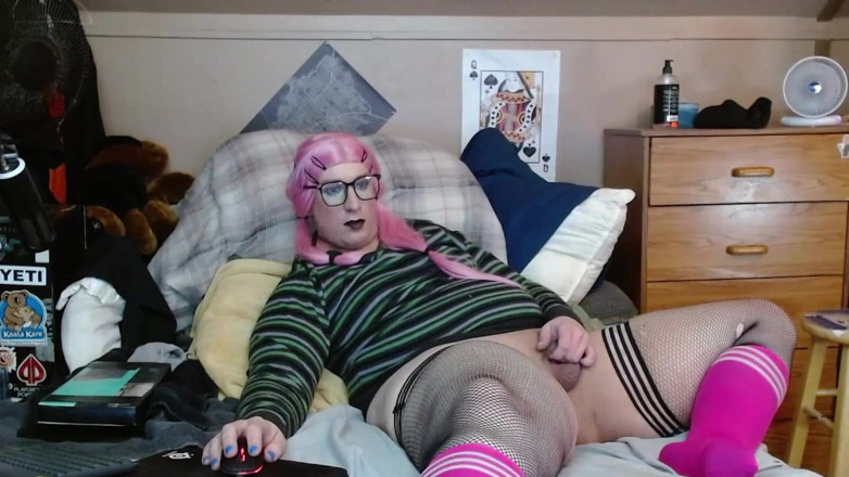 CosmicJones88: Spunout sissy acaricia seu clitóris em um pau pequeno
