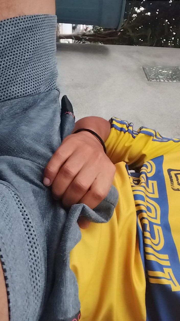 AlexAlejandro13: Lelaki menjadi panas dan melancap di bawah pakaiannya