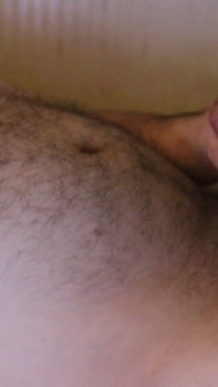 Un gay poilu se masturbe une bite non circoncise