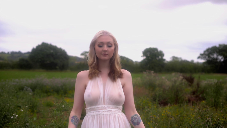 Em Yang: ウッドランドガールが彼女のプレーを見るようにあなたを招待します