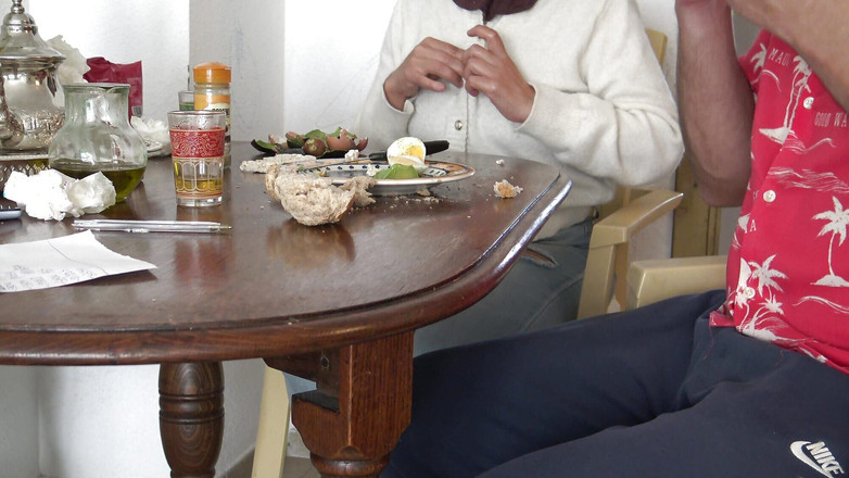 Souzan Halabi: Une belle-mère turque excitée en turbanlie laisse son beau-fils éjaculer sur...