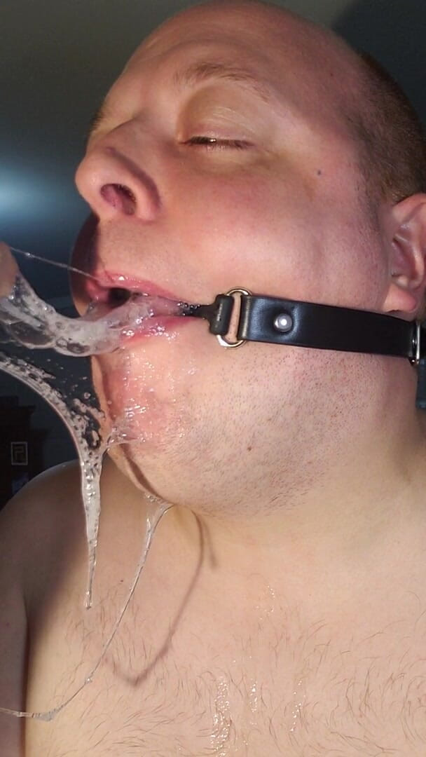 Charlieboy69: Un salivoso deepthroat da 7 pollici si scopa un dildo con...