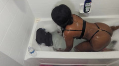 MzBlurryBooty: Bubble Butt v perličkové lázni