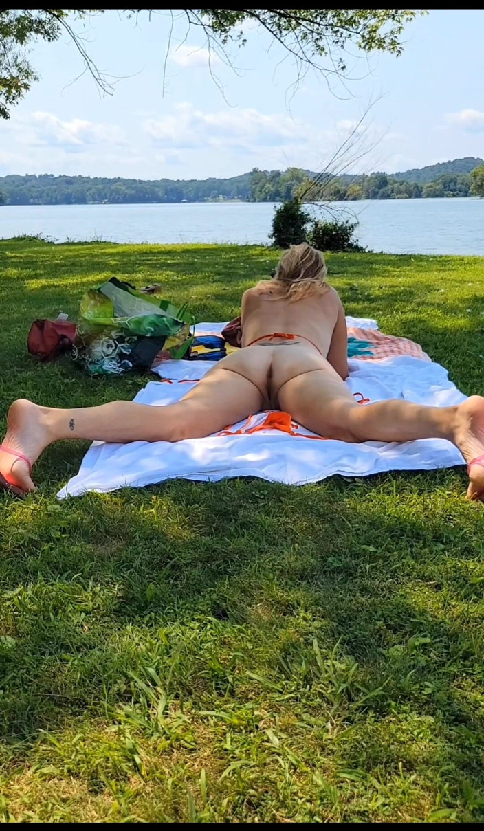 Fantasy Milf: Park Piss Slampa