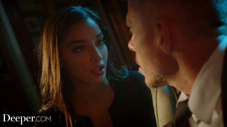 Deeper: Lebih. Emily si cewek dominan menggunakan mick untuk apapun yang...