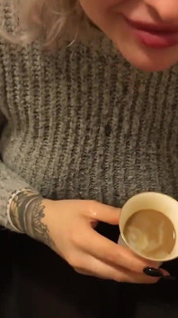 Si jalang blonde minum kopi dengan air mani