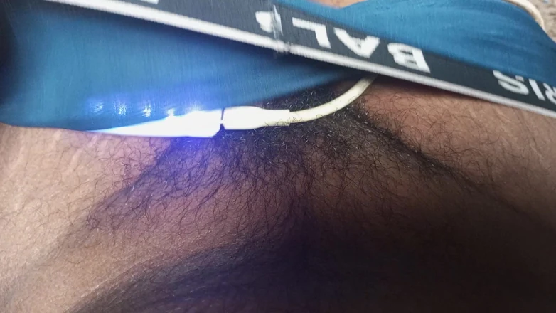 Sweet Indian cock: Un massage à l’huile de grosse bite et une copine suce...