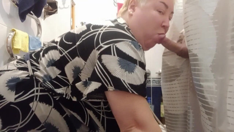 Zona901: Elle taille une pipe dans la salle de bain.