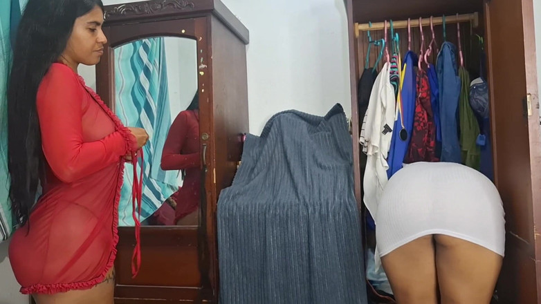 Lady: นมใหญ่คุณแม่เลี้ยงเย็ดหีกับลูกสาวเลี้ยงหีใหญ่ตูดเด้งเลสเบี้ยน